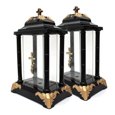 Zestaw 2 zniczy latarnia czarny z krzyżem i ozdobnymi złotymi detalami